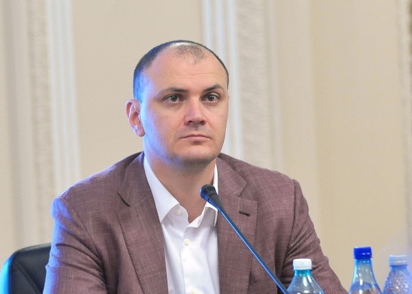 "Preşedintele României este în pragul demisiei din cauza unui dosar penal pe care l-ar putea avea soţia sa" "Preşedintele României este în pragul demisiei din cauza unui dosar penal pe care l-ar putea avea soţia sa"